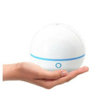 Compacte Lanaform Bali aroma diffuser in hand voor schaalvergelijking
