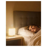 Lanaform wake-up light geeft warm licht af op rustig nachtkastje