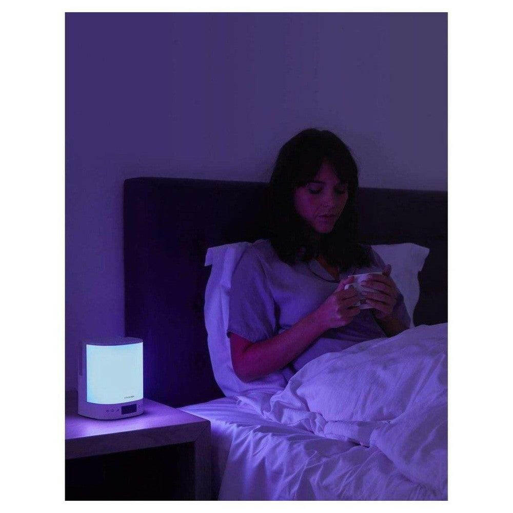 Lanaform wake-up light met paars schemeringslicht op nachtkastje bij bed