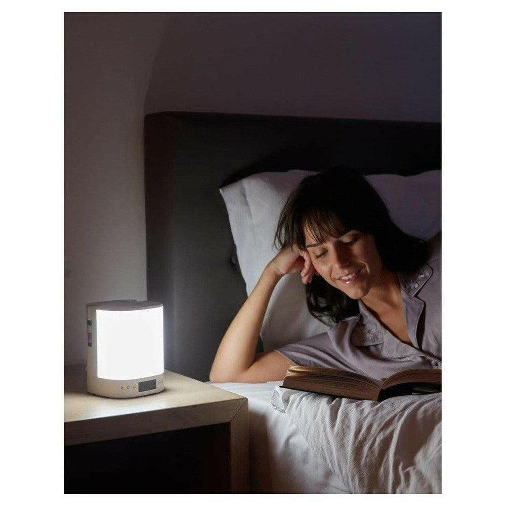 Lanaform wake-up light als helder wit nachtlampje naast lezend persoon