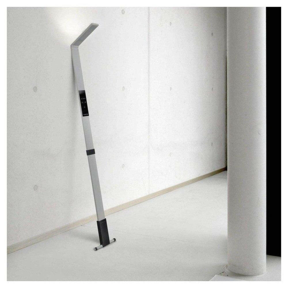 Zilverkleurige draagbare LED-lamp met touchscreen in interieur