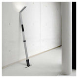 Zilverkleurige draagbare LED-lamp met touchscreen in interieur