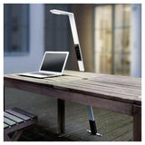 Witte LED-lamp met touchscreen verlicht laptop toetsenbord