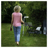 Vrouw draagt witte LED-lamp in tuin voor buitenverlichting