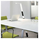 Luctra Flex witte draagbare LED bureaulamp met touchscreen op vergadertafel