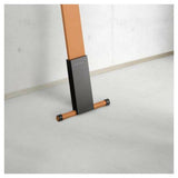 Onderkant houtkleurige steel Luctra Flex lamp met stabiel zwart voetstuk