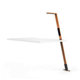 Oranje LED-lamp met touchscreen naast wit bureaublad