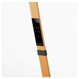 Detail van glanzend touchpanel en ribbelvormig ventilatiegat op houten steel