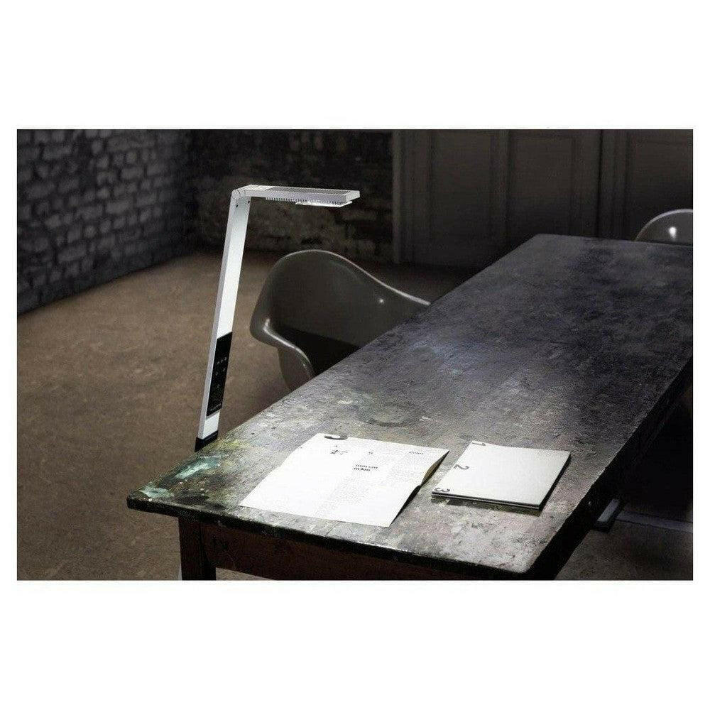 Witte bureaulamp Luctra Flex op houten tafel met laptop