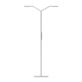 Witte Luctra Linear Floor Twin vloerlamp op witte achtergrond