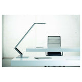 Zijaanzicht van grijze Luctra Linear bureaulamp met flexibele scharnieren