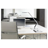 Luctra Linear LED bureaulamp in zilver op wit bureau met computermonitor