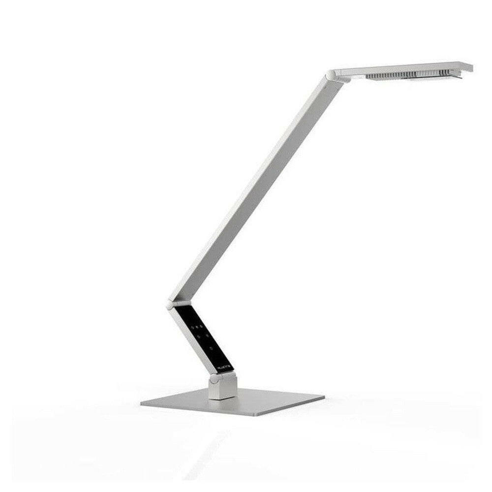 Zilveren Luctra Linear LED bureaulamp met verstelbare arm op witte achtergrond