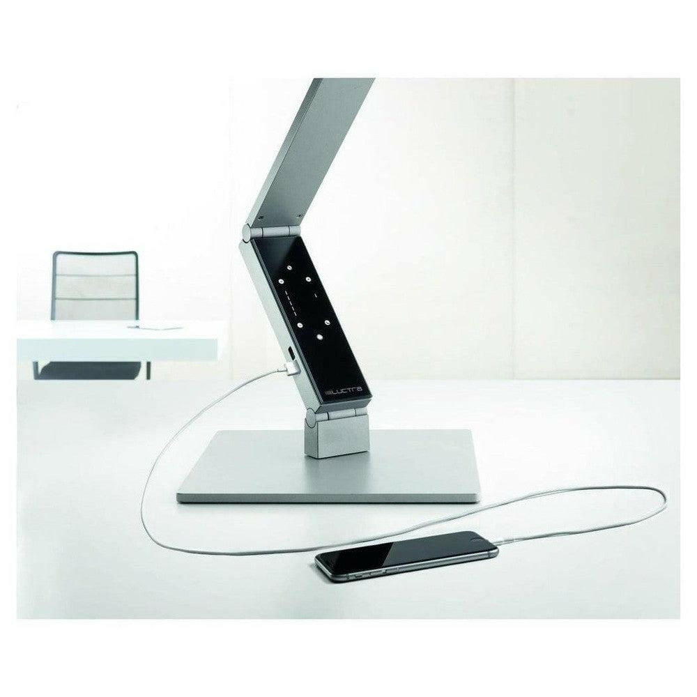 Zilveren Luctra Linear bureaulamp met lineaire arm en bedieningspaneel op kantoor