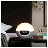 Lumie Bodyclock Shine 300 helderwit licht op nachtkastje bij boeken en glas water