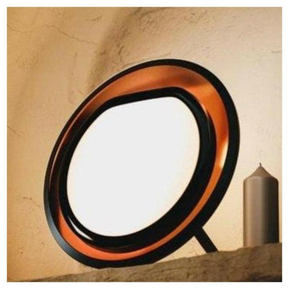 Lumie Halo daglichtlamp met zwart frame en oranje ring op houten oppervlak