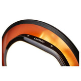 Close-up Lumie logo en dimknoppen op glanzend zwarte daglichtlamp