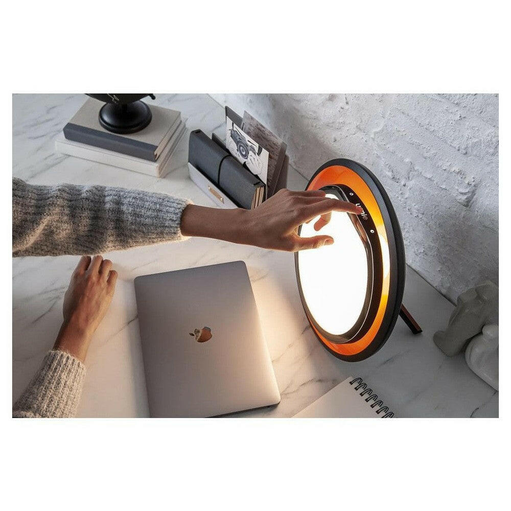 Lumie Halo lichttherapie lamp aan marmeren bureau voor werkplek