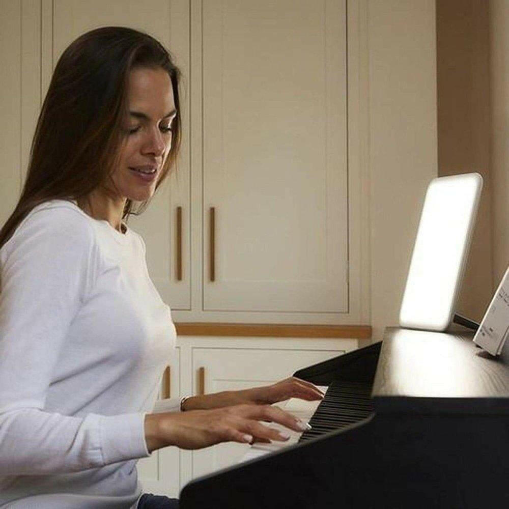Lichttherapielamp op piano muziekrek
