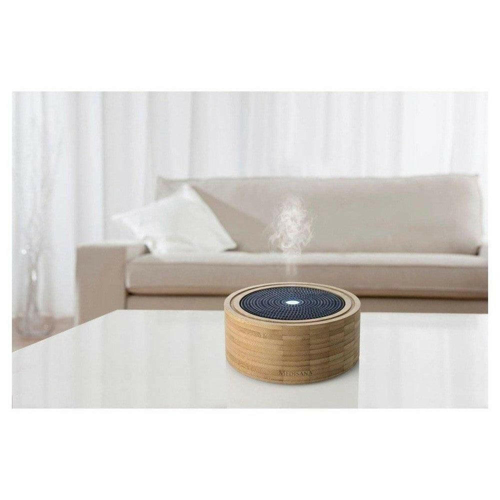 Medisana aroma diffuser in woonkamer verspreidt mist en kleurenlamp