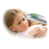 Contactloze medische thermometer gemeten op voorhoofd kind met groen display