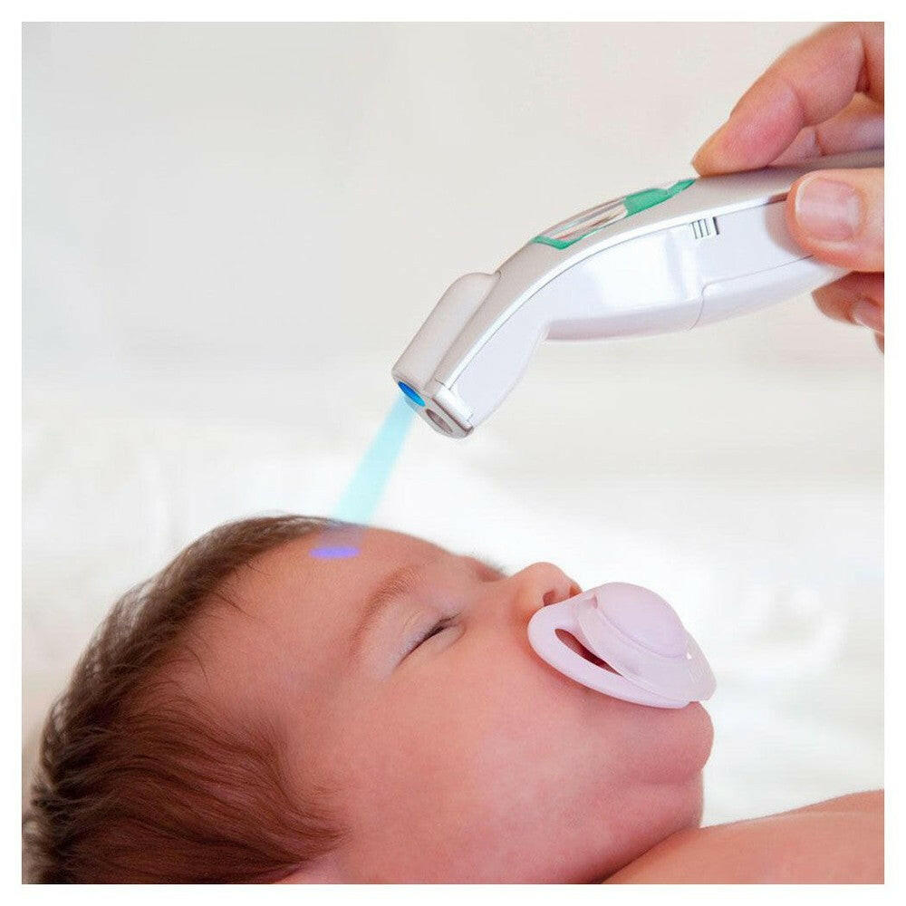 Contactloze infraroodthermometer gebruikt op slapende baby voorhoofd