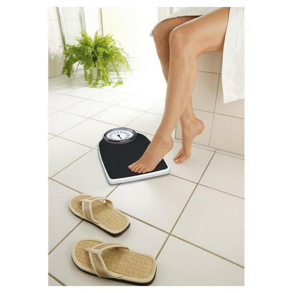 Medisana analoge weegschaal in gebruik op badkamervloer met slippers