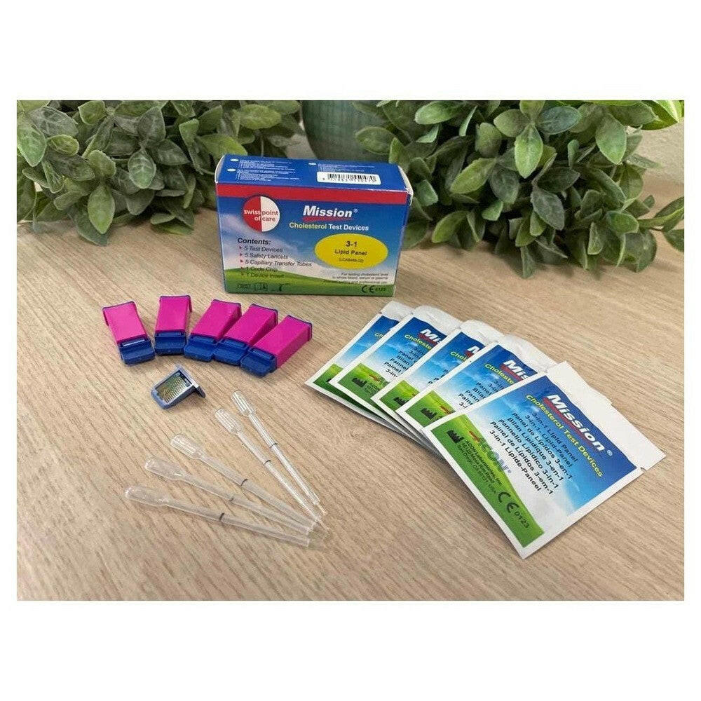 Mission cholesteroltestset op houten tafel met 5 individueel verpakte teststrips