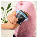 Juiste plaatsing van zwarte Omron bovenarmmanchet op de arm voor nauwkeurige meting