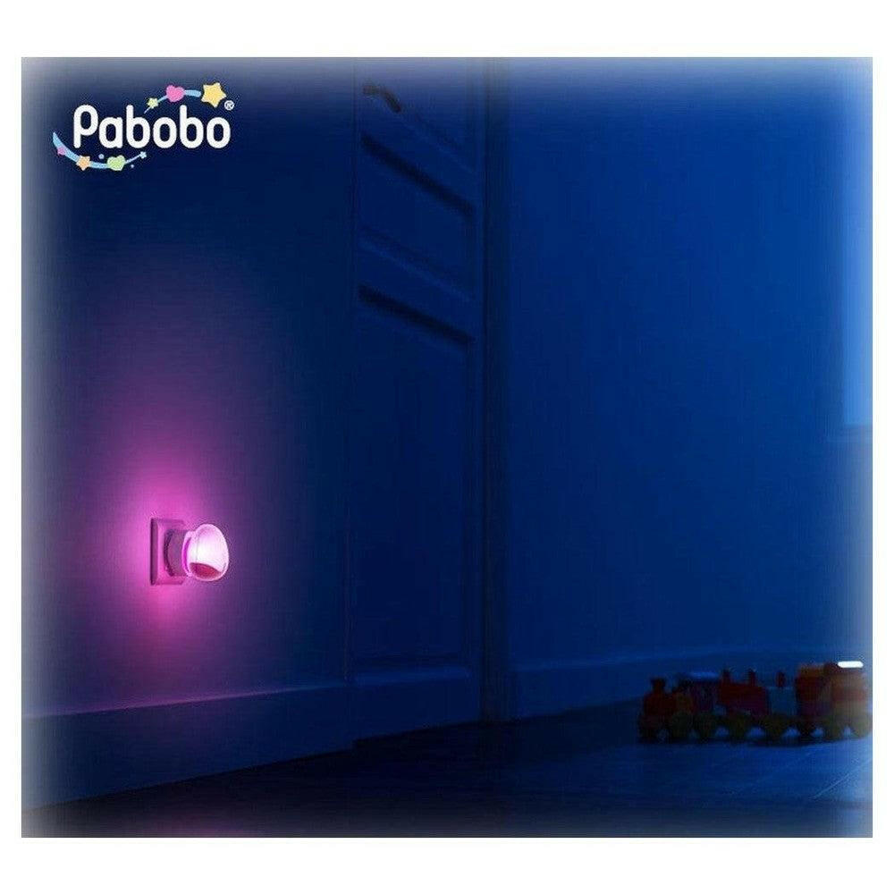 Pabobo automatisch nachtlampje wit met paarse gloed in kinderkamer