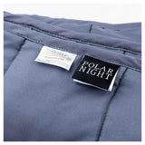 OEKO-TEX® gecertificeerd label en Polar Night merklabel op grijze deken