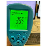Blauwe Sinji infrarood thermometer in hand met LCD-resultaat
