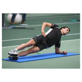 Man doet zijplank op blauwe opvouwbare Sirex fitnessmat met antislip textuur