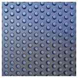 Close-up van antislip onderkant blauwe Sirex fitnessmat met ronde knoppenpatroon