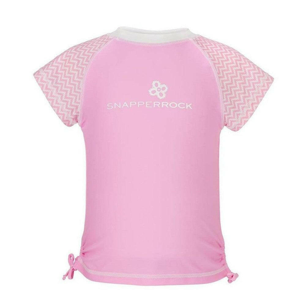 Rugdetail van roze Snapper Rock UV-shirt met zigzagpatroon en bloemlogo
