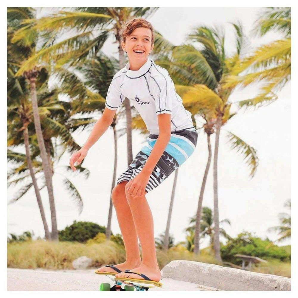 Wit Snapper Rock UV-shirt met korte mouwen voor kinderen, getoond tijdens skateboarden