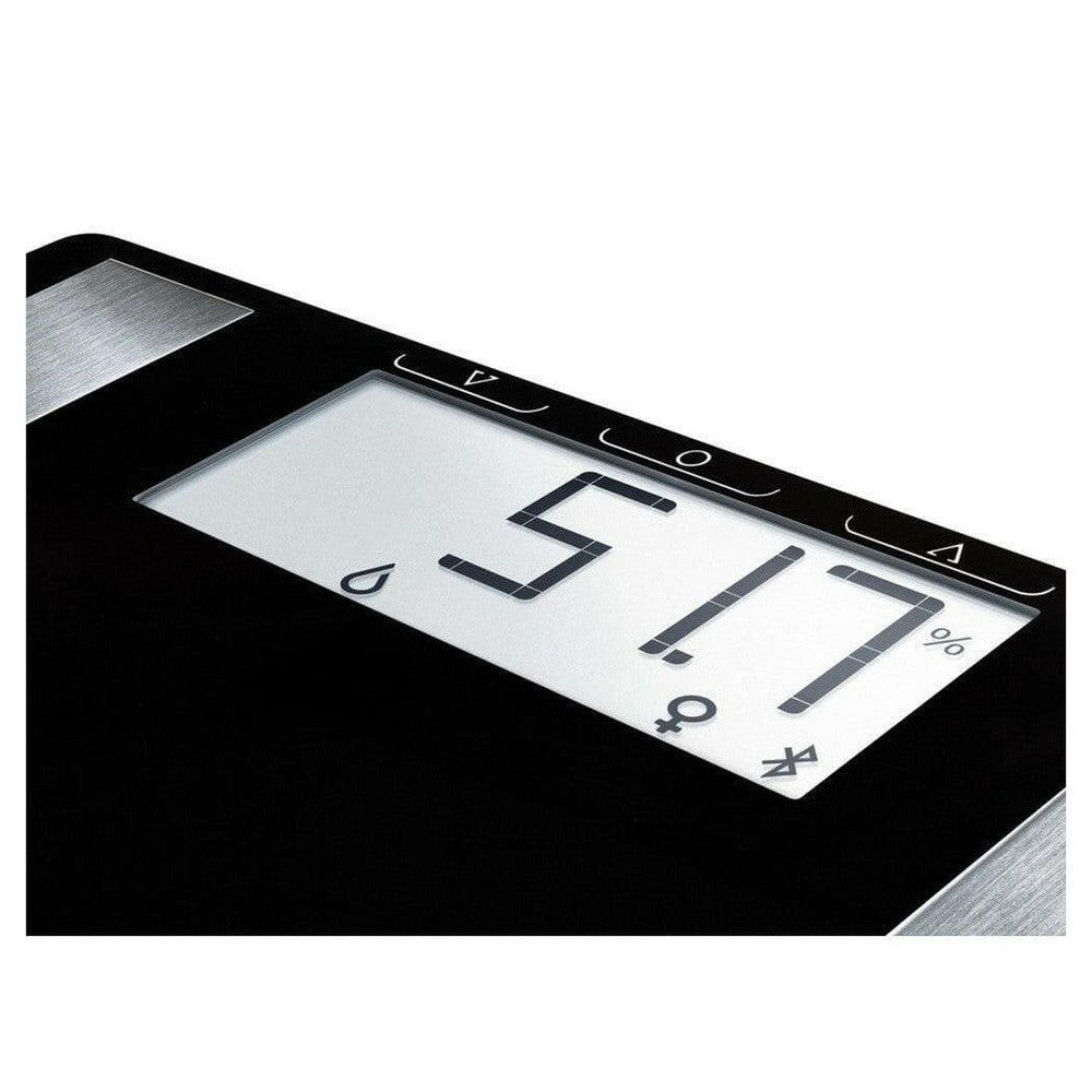 Close-up LCD scherm van zwarte weegschaal toont vetpercentage en Bluetooth