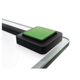 Close-up groene anti-slip voetbedekking op hoek witte glazen weegschaal