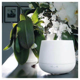 Stadler Form Julia witte aroma diffuser met nevel en sfeerverlichting in woonkamer