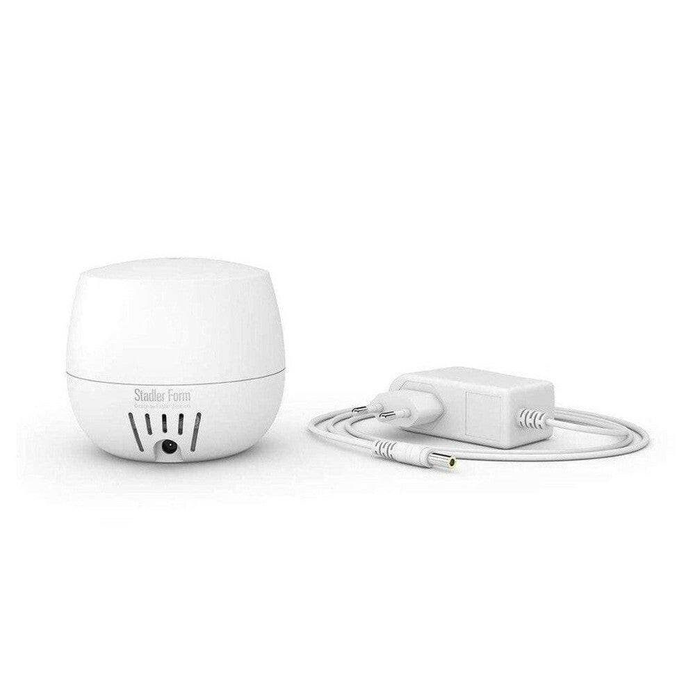 Achterkant witte aroma diffuser met ventilatiegaten en stekker