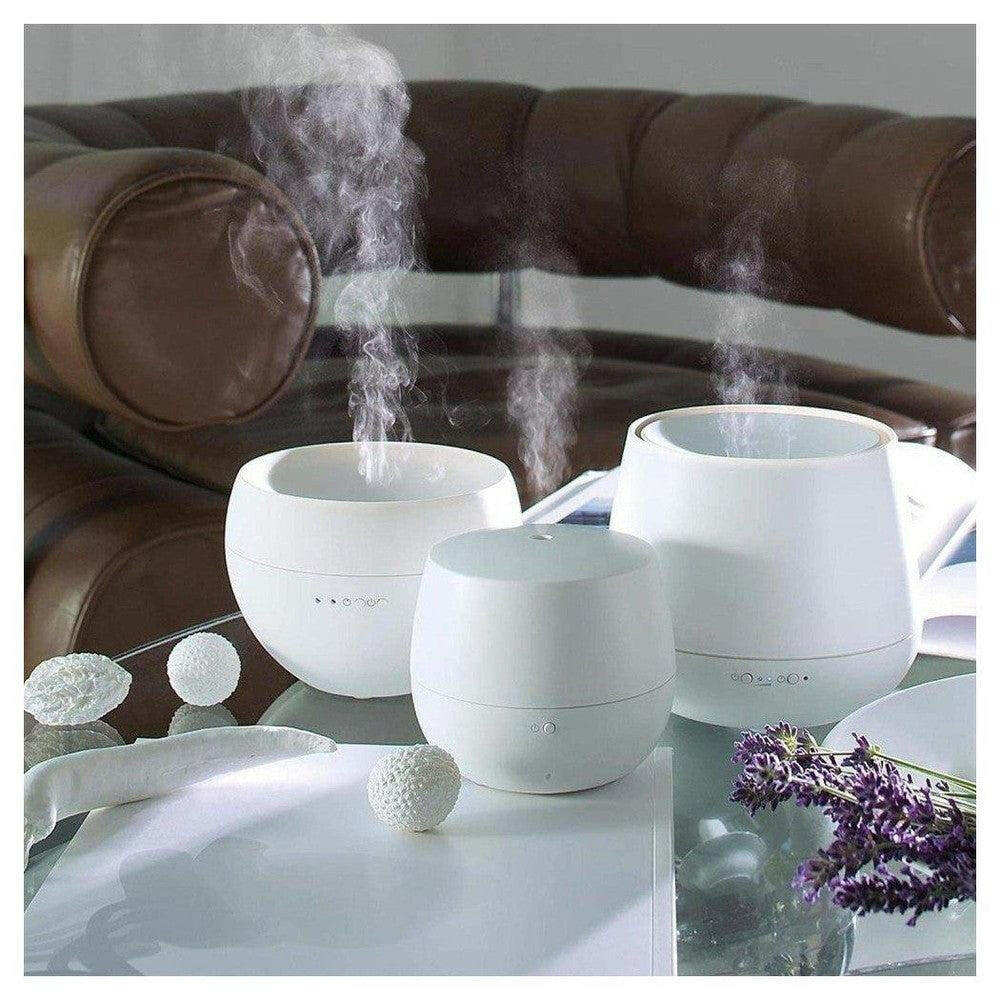 Drie formaten witte aroma diffusers met nevel en lavendel decoratie