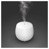 Witte aroma diffuser produceert nevel met subtiele basisverlichting