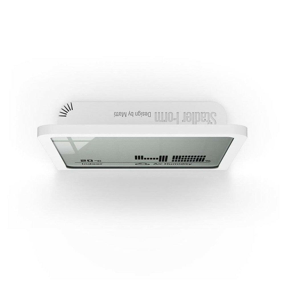 Achterkant van witte Stadler Form Selina hygrometer met merknaam en ontwerpdetails