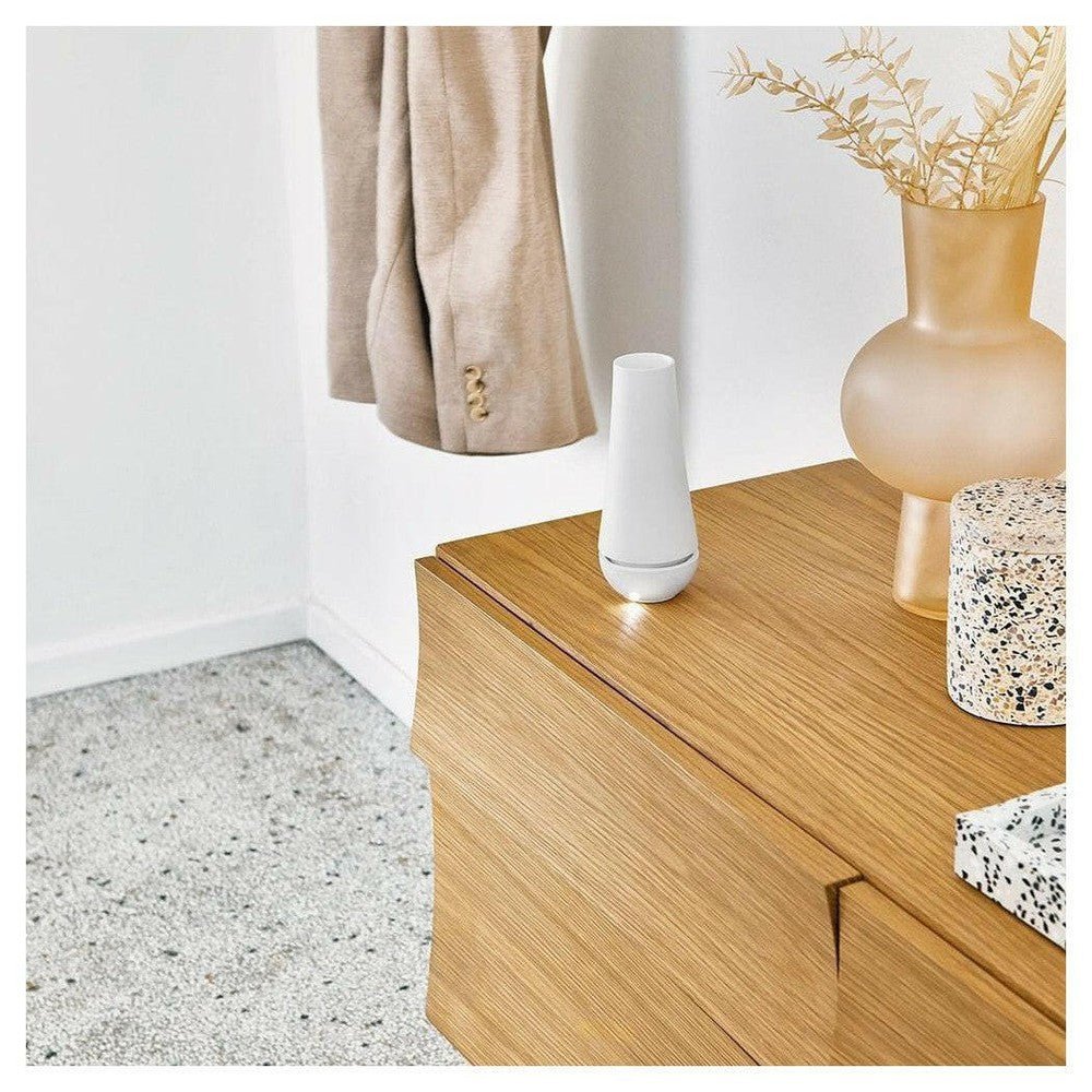 Stadler Form Tina aroma diffuser op nachtkastje in slaapkamer