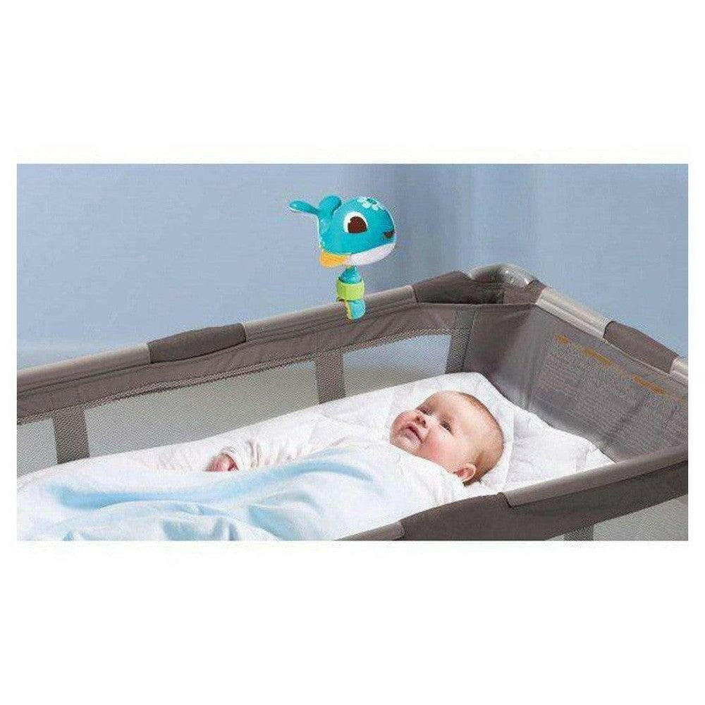 Tiny Love Cody blauwe walvis projector in grijze babywiege met slapende baby