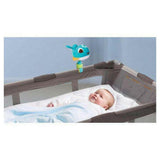 Tiny Love Cody blauwe walvis projector in grijze babywiege met slapende baby