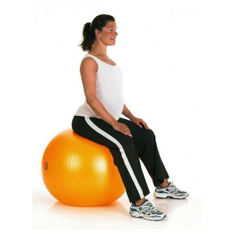 Zwangere vrouw zit op oranje Togu Powerball ABS fitnessbal