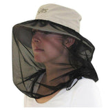 Zonnehoed met uitgeklapt zwart insectennet voor gezicht en nek
