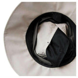 Detail zwart mesh insectenbescherming aan binnenrand beige hoed