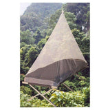 Driehoekige klamboe over slaapbed in bos voor insectenbescherming tijdens reizen
